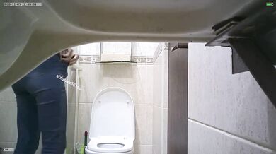 厕拍大神潜入某KTV女厕洗手盆下偷装设备正面偷拍几个颜值不错的美女尿尿