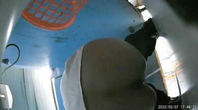 食品厂女厕全景偷拍多位美女职员嘘嘘❤️肥美的大鲍鱼完美呈现 (13)